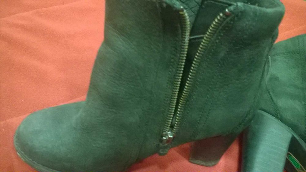 Ghete dama Timberland piele intoarsa negre marimea 36 pret 150 lei