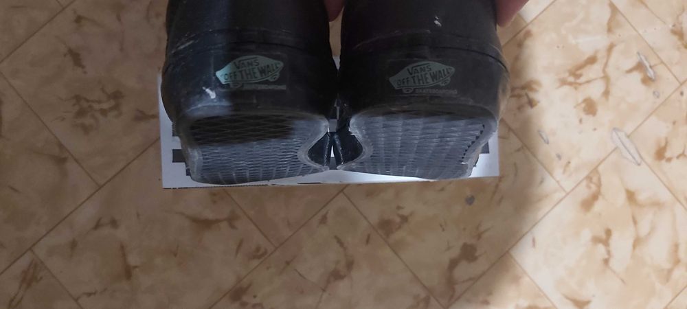 Продавам мъжки кецове Vans Skate Era с POP Cushion подметка. Номер 41, цвят черни. Състояние 9.5 от 10 вървят