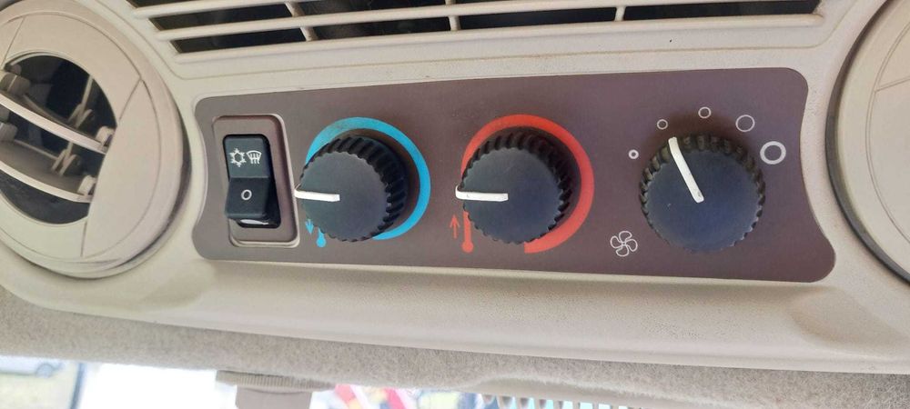 John Deere 5620 cu încărcător frontal