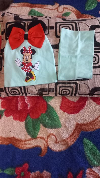 Продам две шапочки на весну, осень на девочку