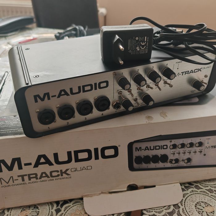 nterfață Audio M-Audio M-Track Quad – 4 Canale (Cutie + Alimentator) are  un mic zgomot de fondde fond