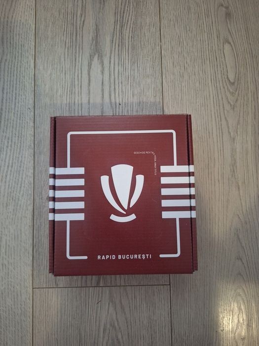 Vând set de colecție oficial și exclusiv FC Rapid București, lansat în ediție limitată pentru faza de Play-off 2026.