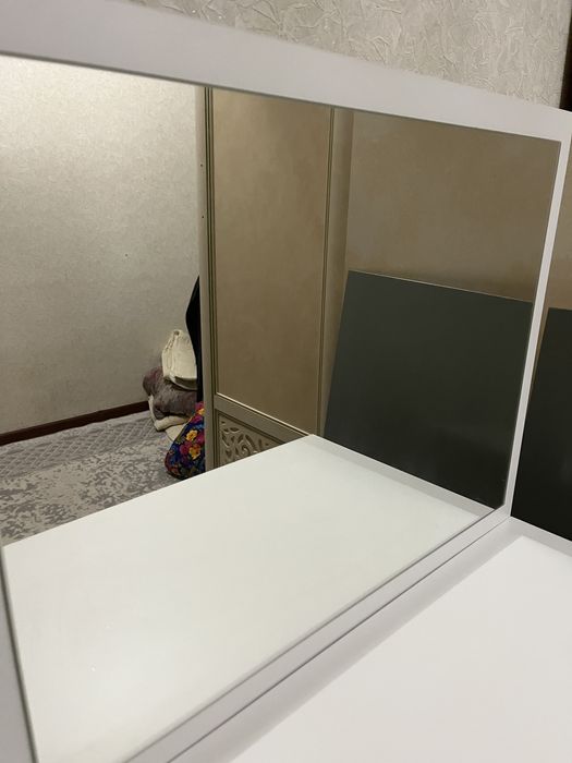 Туалетный столик с зеркалом