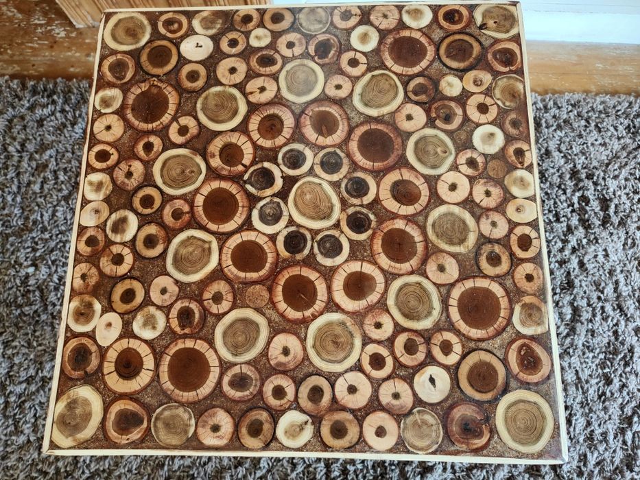 Măsuță de cafea unicat cu rășină epoxidică și lemn salvat – artizanat