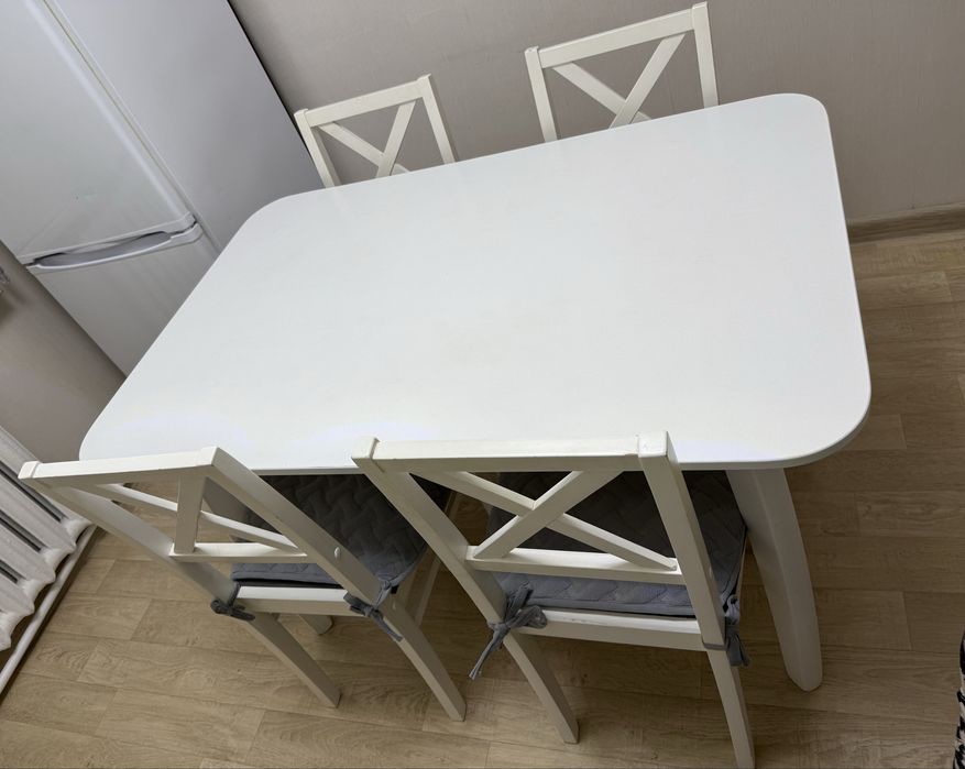 Стол со стульями