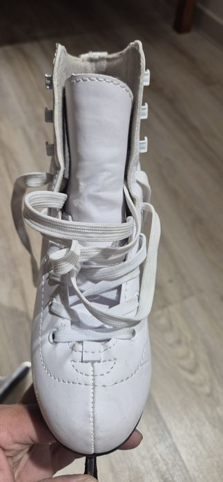 Продам детские коньки для девочки 35р.