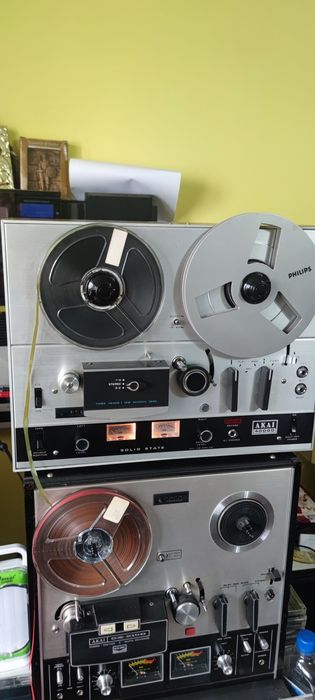 Două magnetofoane Akai