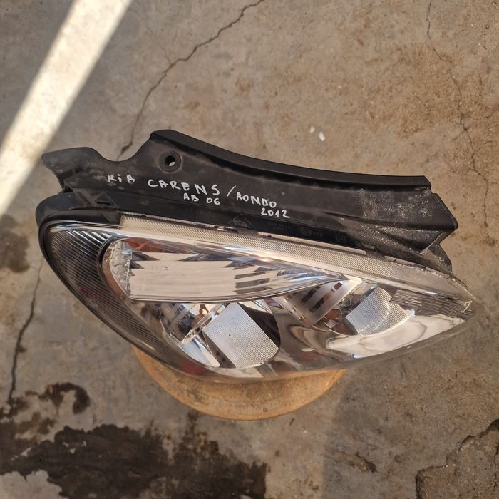 Kia Carens / Rondo от 2006   2012 десен фар