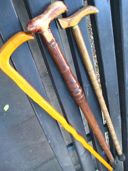 Костыль из толстого дерева -ручная работа с большой устойчивой нижней