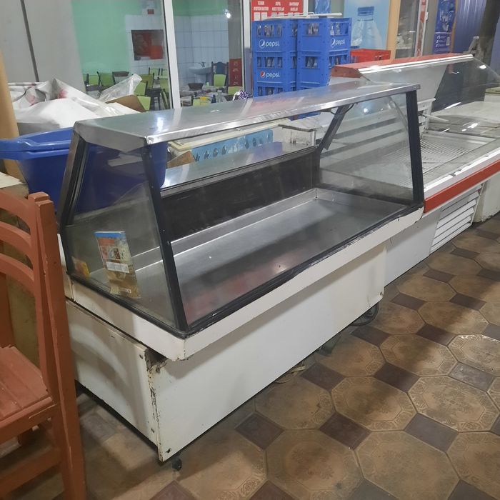 Холоделник витрина.  Срочно. Сотилади келишиб берилади.
