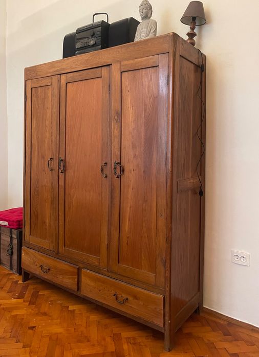 Dulap antic din lemn de cireș