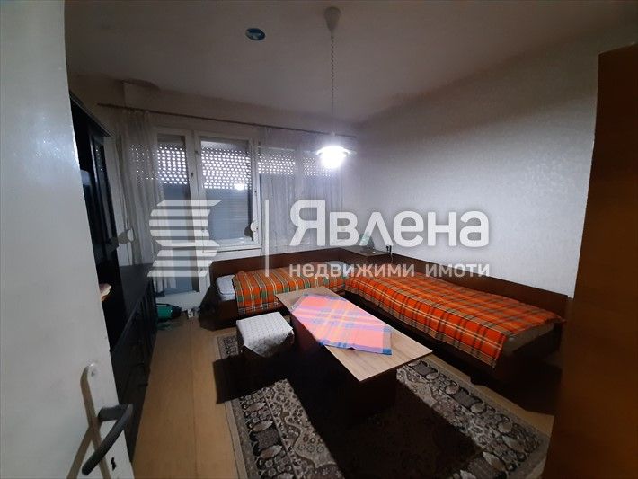 Дава се под наем Тристаен апартамент в Ямбол, Център - 80 кв.м за 255 € - Снимка #1