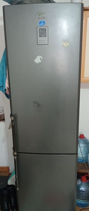 Холодильник 2 м.  ((работает