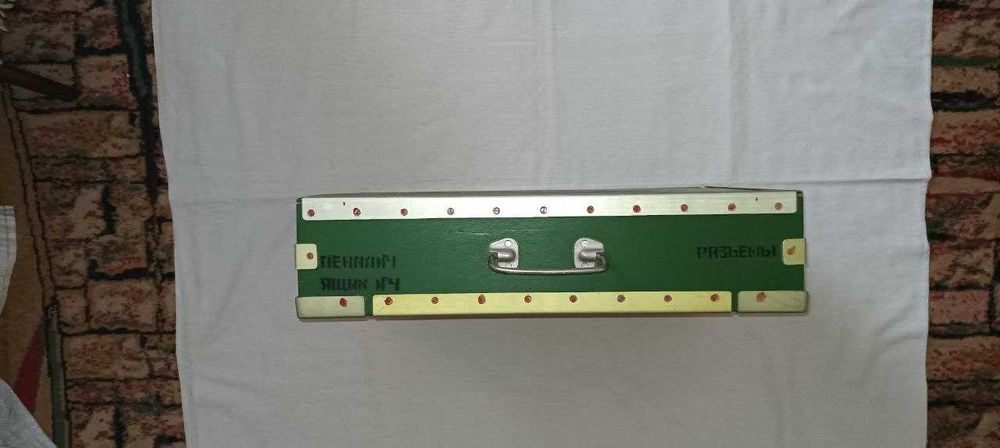 Деревянный кофр с ячейками