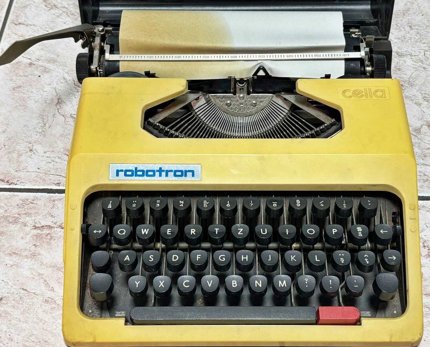 mașină de scris portabilă Robotron Cella anii '70-'80
