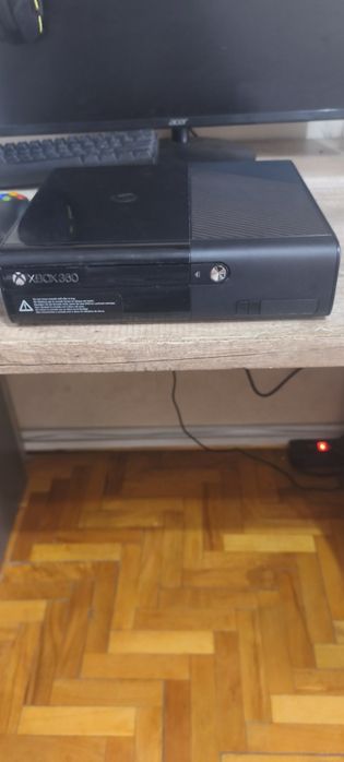 Vand XBOX 360 E cu 10 jocuri