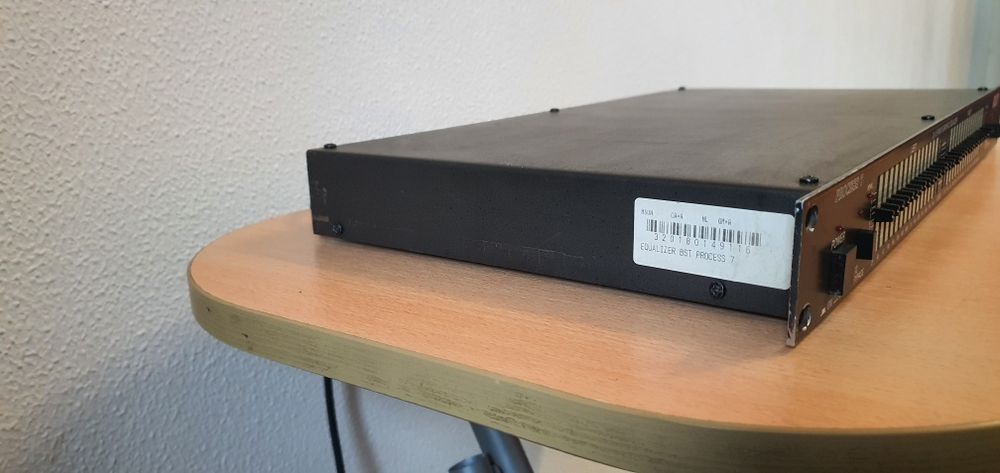 Vând egalizator cu 2x15 corecții pe canal