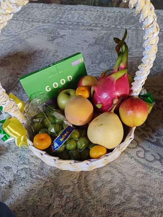 Фруктовые корзины и сладкие.