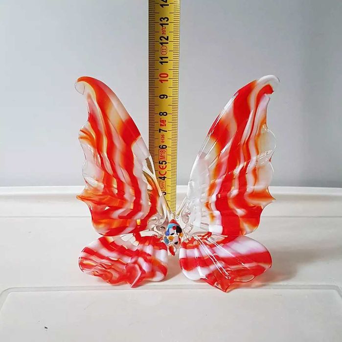 Бабочка - статуэтка из стекла.