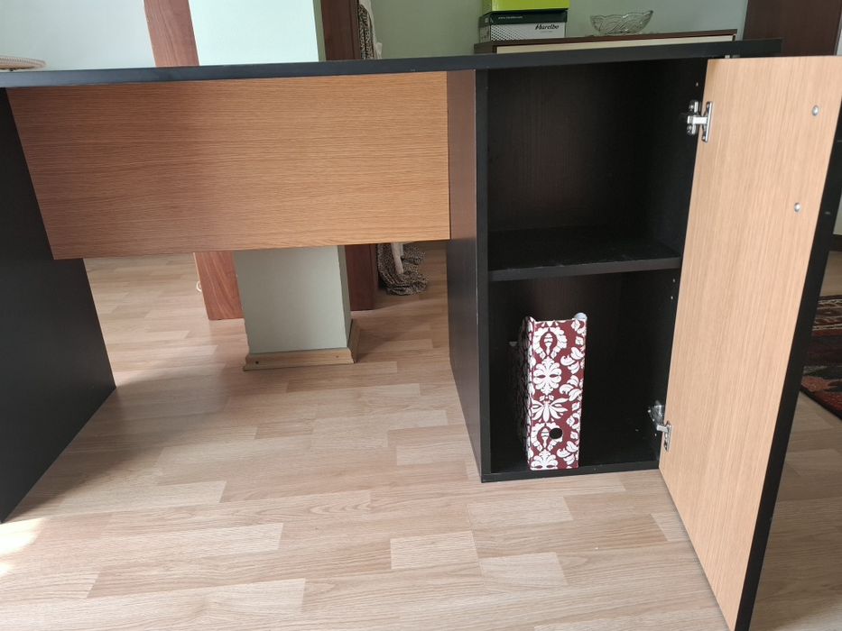 Masa de birou cu spatiu de depozitare.stare foarte buna. Din PAL.  Dimensiuni 135/60/75 cm