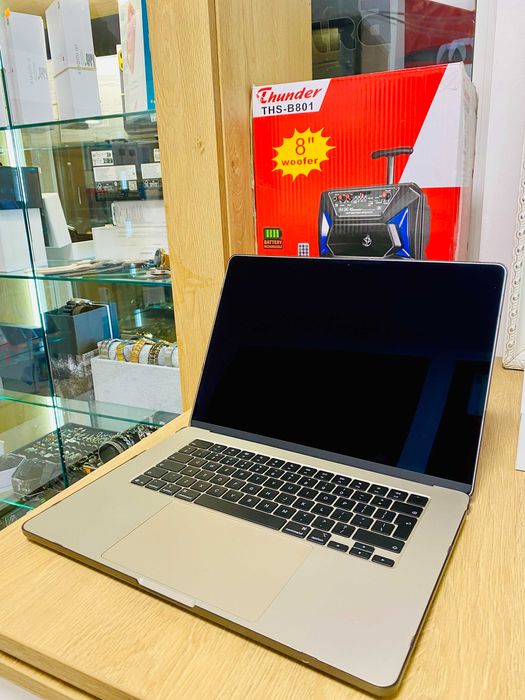 ЧИСТО НОВ !!! Apple MacBook Air 15", M4, 16GB RAM, 512GB, Starlight