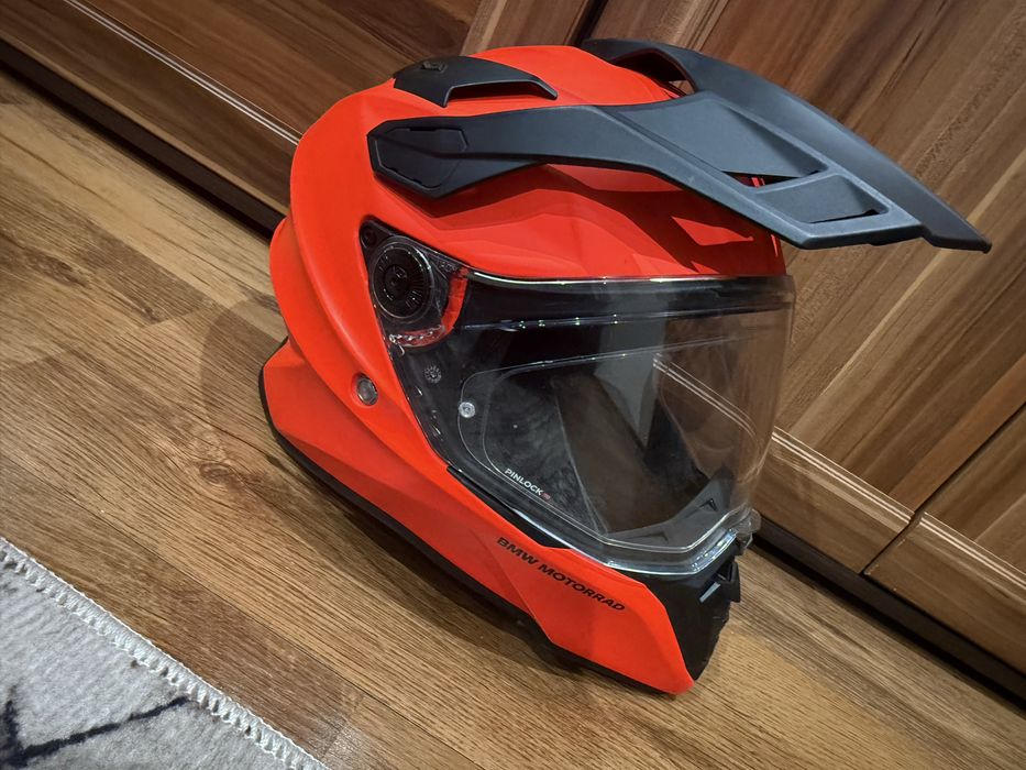 BMW Motorrad – модел с визьор и козирка (Adventure/Enduro стил).