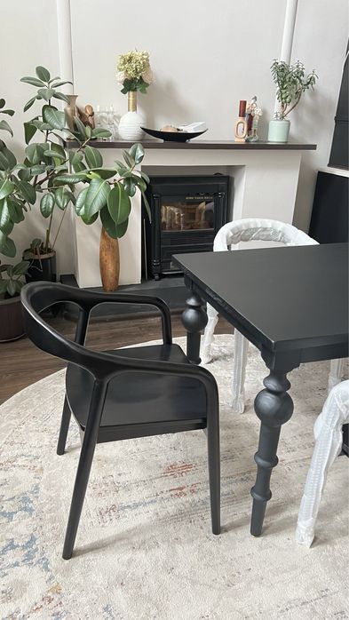 Стильный деревянный стол