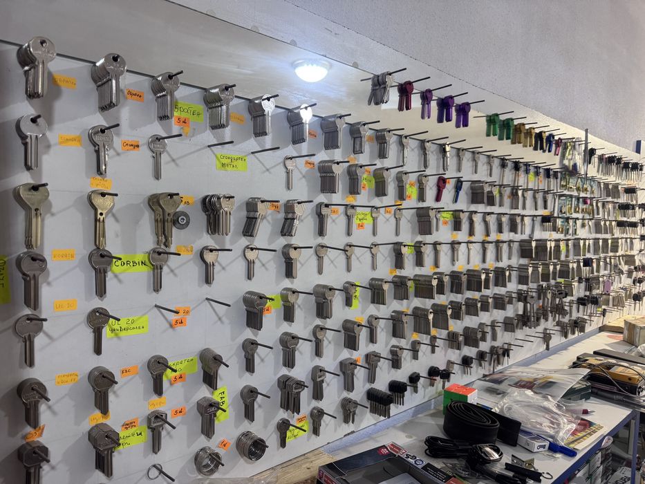 ПРОДАВА СЕ Напълно Оборудван Ключарски Бизнес - Готов за Работа!