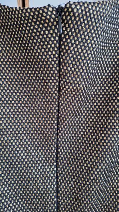 Rochie aurie, paiete şi franjuri