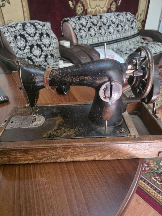 ручная машинка, на деревянном основании по хорошей цене