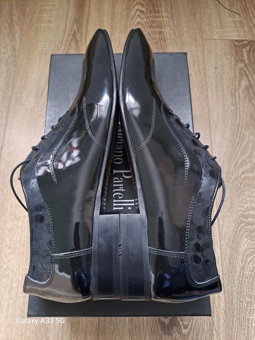 Vand pantofi bărbătești din piele naturala lacuită  pentru ocazii.
Mar