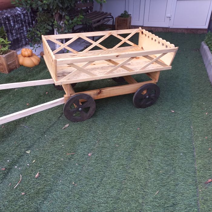 Декоративное кашпо-телега