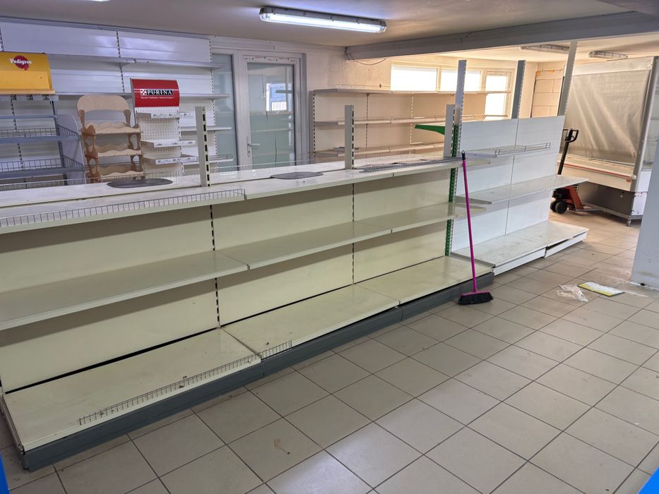 Продава се хладилна ветрина за колбаси,млека и други и метални стилажи