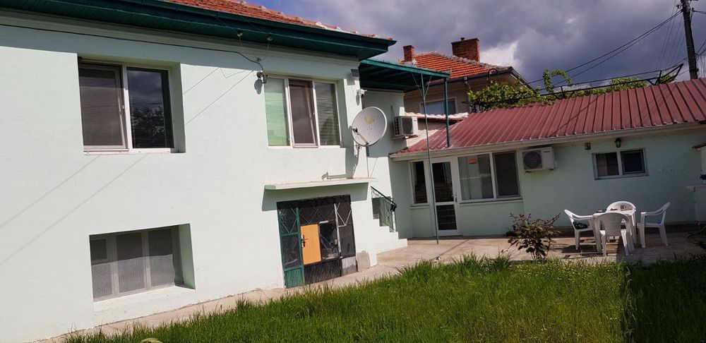 Продава се 2-етажна къща от собственик в с. Старосел