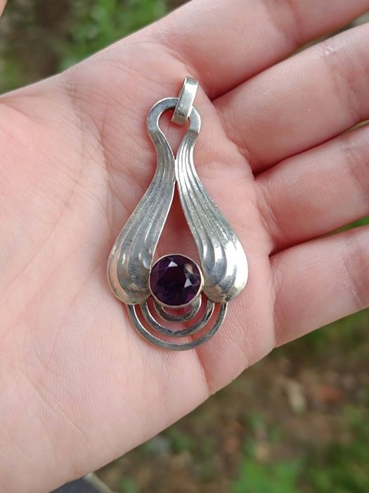 Vechi pandantiv din argint de 800, Depose cu piatra ametist
Proveni