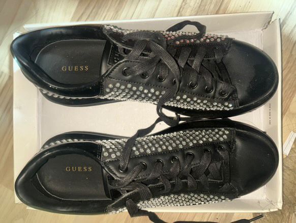 Обувки Guess