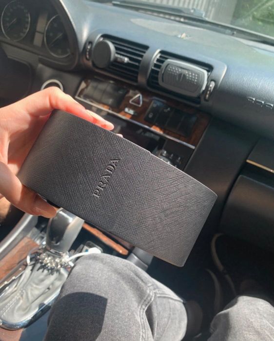 Ochelari Prada Autentici cu toate accesoriile (bon de cumparare, toc, laveta, card, carte)