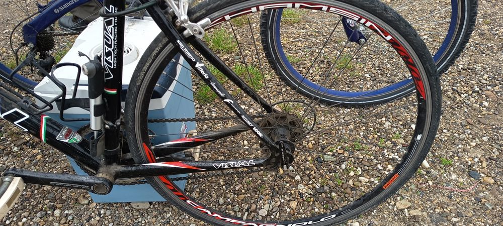 Bicicleta cursieră din carbon