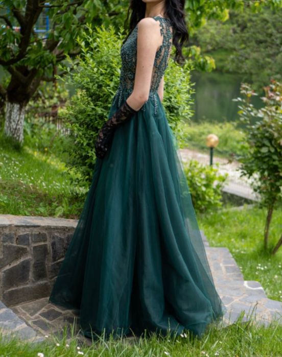 Бална рокля ,зелена, прекрасно деколте