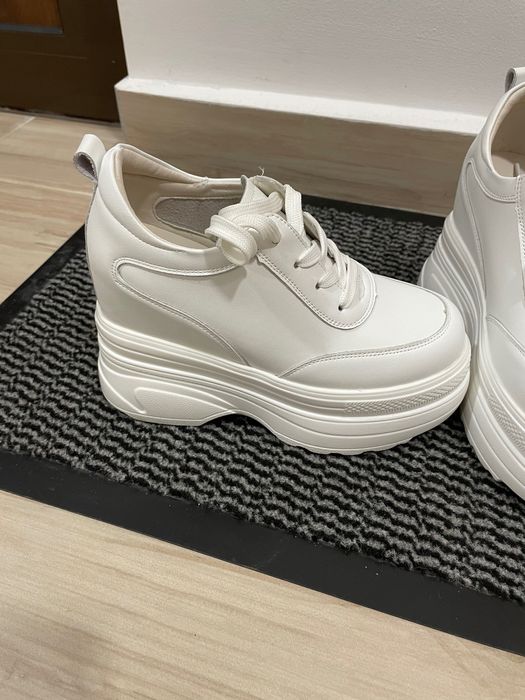 Бели сникърси естествена кожа