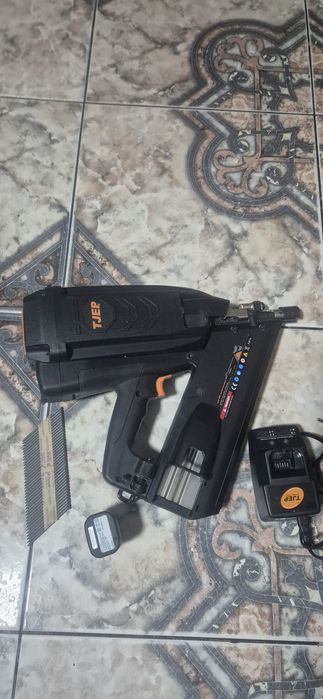 Pistol cuie profesional
