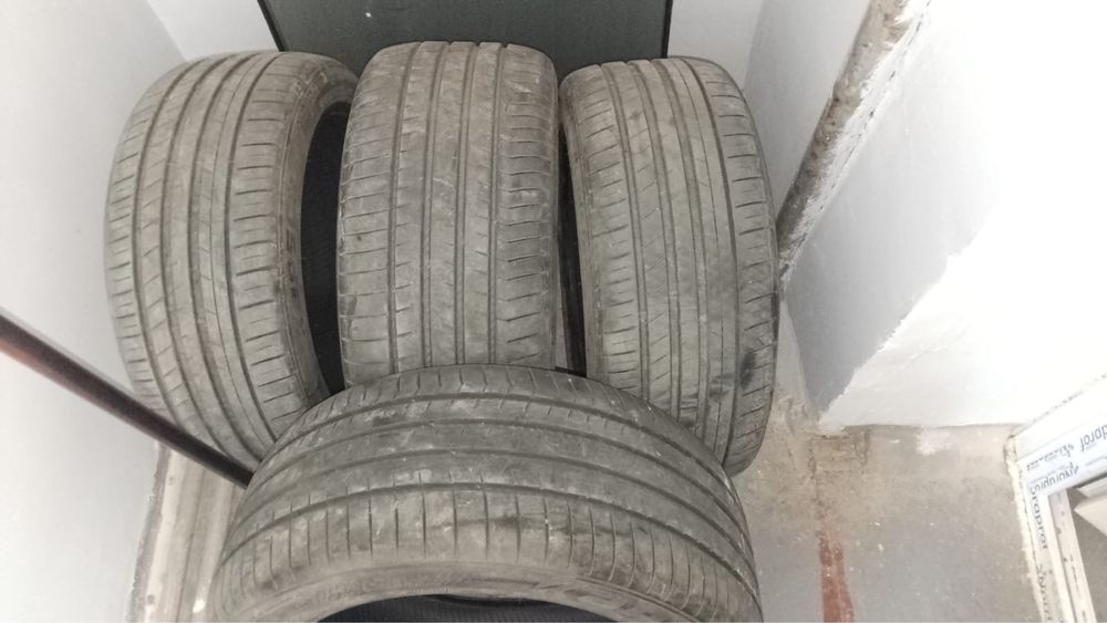 Комплект летних шин 275/40 R19