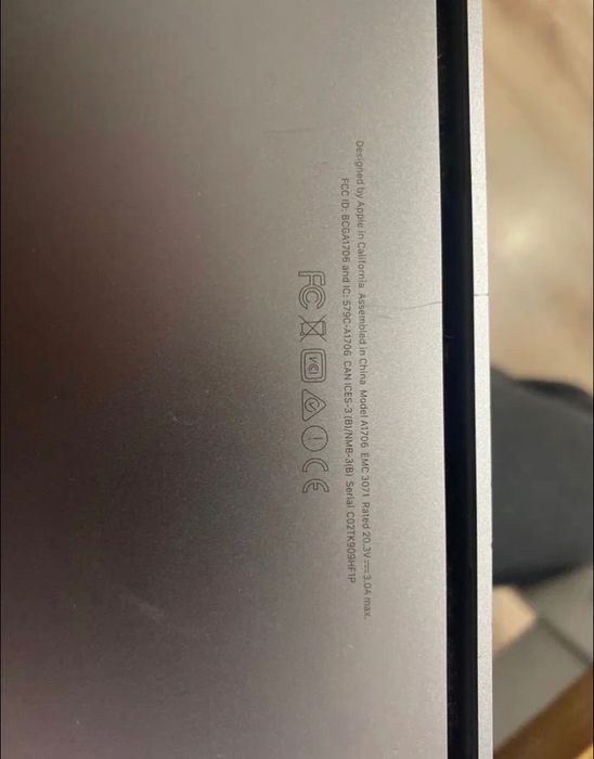 MacBook 13 pro за части - залят с течность. Коментар на цената