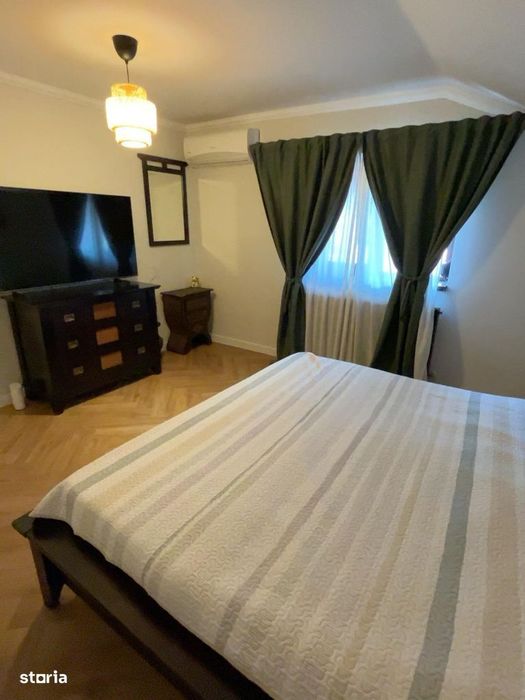 Două case, o singură proprietate, vedere la lac