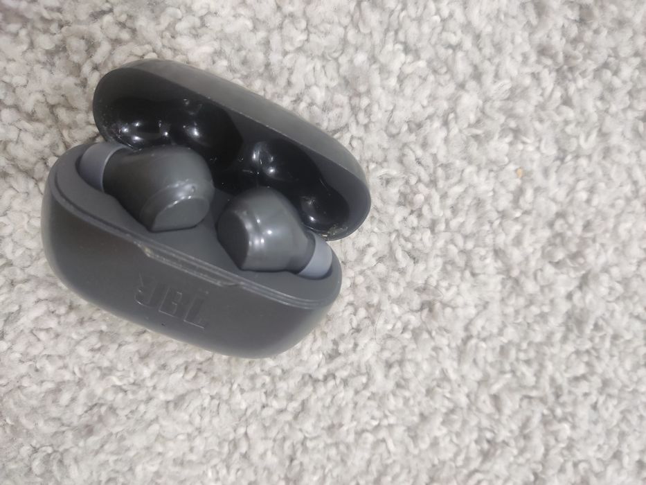 JBL200tws в хорошем состоянии