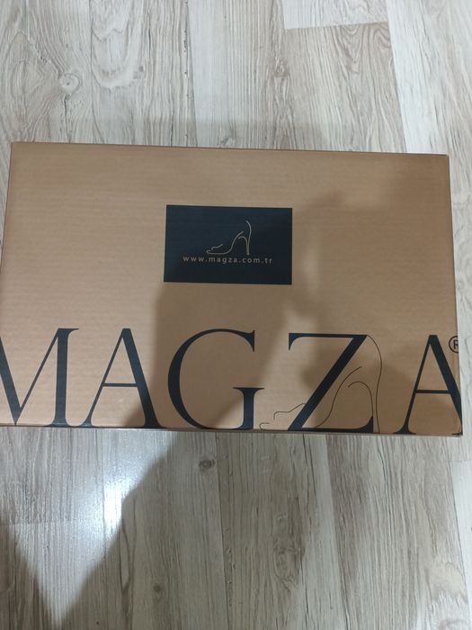 Продам женские ботинки