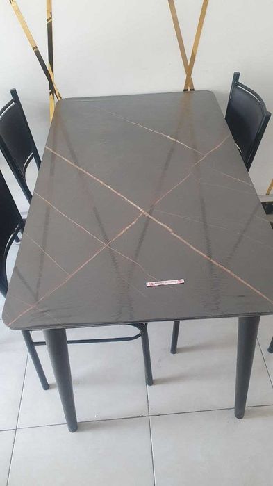 продаётся стол и стулья .  для кафе гостиной . качественный