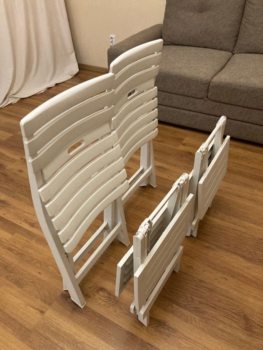 Складные стол и стулья