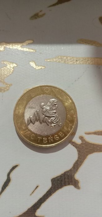 Продам монету 100