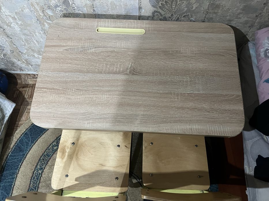 Школьная парта , со стульями